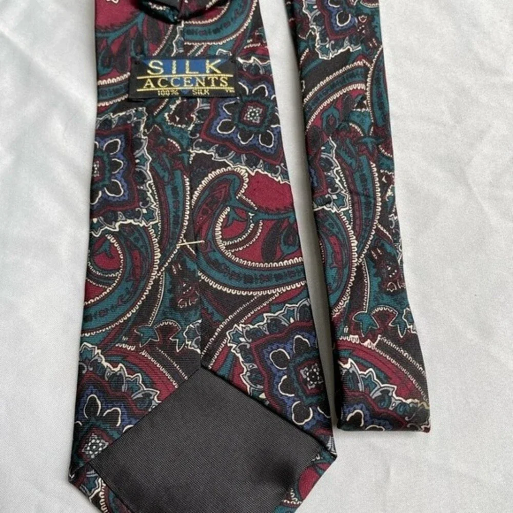 Silk Accents Mens Neck TIe 100% Silk Green Paisley Print